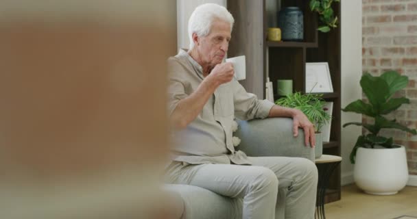 Rückenschmerzen Ältere Menschen Und Verletzungen Einem Heim Lounge Und Müde — Stockvideo