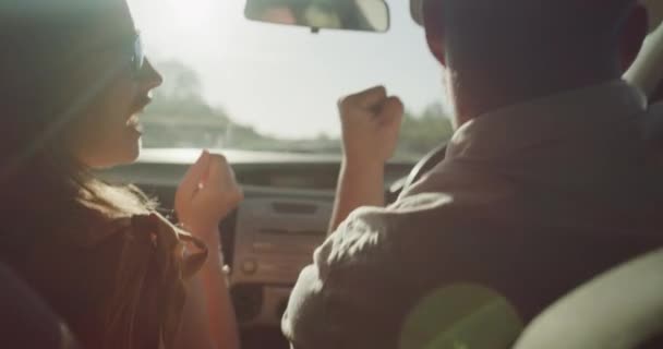Jazda Samochód Para Tańczą Wycieczce Podróży Ulicznych Lub Letnich Podróży — Wideo stockowe