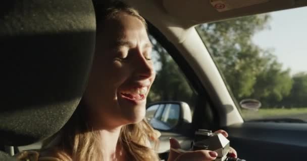 Aparat Cyfrowy Szczęśliwa Kobieta Lub Para Podróży Samochodem Podróży Lub — Wideo stockowe