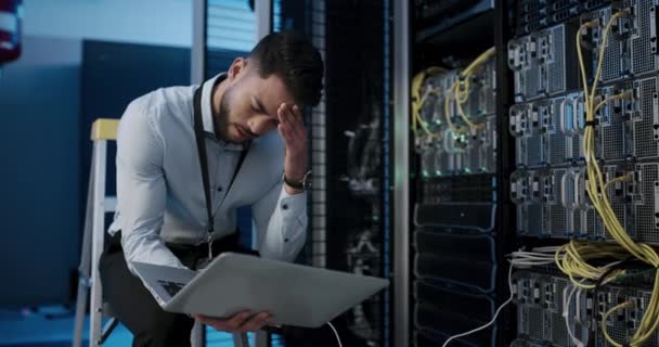 プログラミング 頭痛は サーバールームまたはバーンアウトの技術者のPc上のデータを使用することから 疲れた プログラマー または誤ったストレス エラー データセンターシステムに失敗した人 — ストック動画
