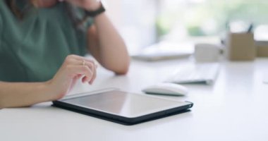 Bilgisayarda, farede ve klavyede çalışan eller, tablet ve iş kadını başlangıçta ofis masasında. Çevrimiçi araştırma için yakın plan, dijital teknoloji ve yaratıcı editör, planlama ve daktilo.