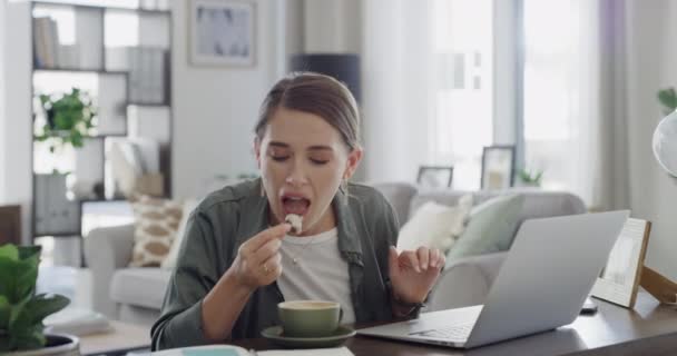 Kobieta Laptop Kawa Lub Ciasteczko Podczas Pracy Zdalnej Jako Asystent — Wideo stockowe