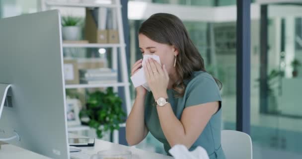 Mujer Negocios Enferma Estornudos Sonarse Nariz Por Computadora Para Virus — Vídeos de Stock