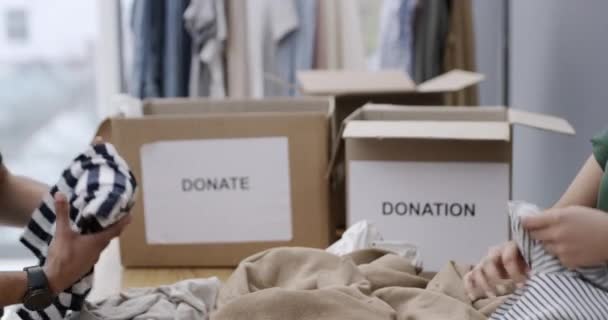 Personnes Pliage Vêtements Dans Des Boîtes Pour Les Dons Charité — Video