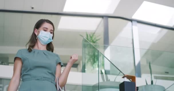 Mulher Máscara Facial Higienizador Mãos Escritório Para Segurança Dos Funcionários — Vídeo de Stock