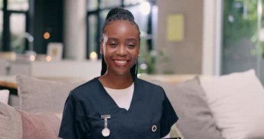Hemşire, hasta yardımı, tavsiye, sigorta ya da sağlık hizmetleri için tıbbi destek olarak yüz ve gülümseme. Siyahi kadın, ameliyat önlüğü ve müşteri güvencesi ya da hastalık tedavisi, klinik ya da sağlık kontrolü için mesleki kariyer.