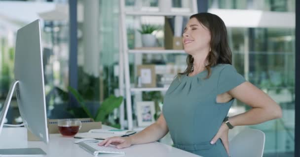 商业女性 电脑和背痛 压力或不适 坐在写字台的椅子上 因工作场所的炎症而导致脊椎 背痛或肌肉紧张的沮丧女性 — 图库视频影像