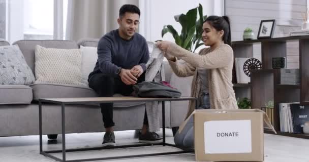 Cara Casa Casal Com Caixa Doação Sorrir Relaxar Com Caridade — Vídeo de Stock