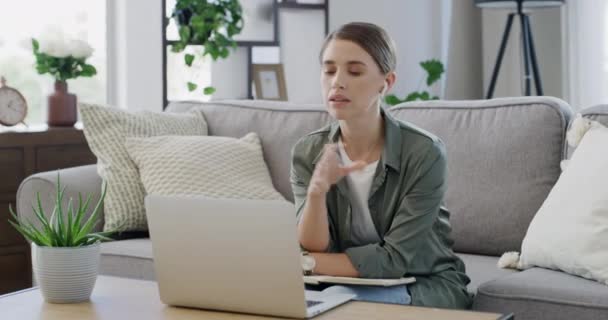 Business Kvinde Videoopkald Hjem Til Planlægning Online Møde Laptop Med – Stock-video