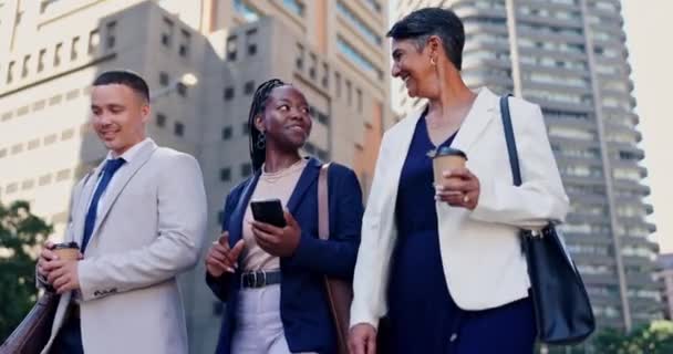商务人士 步行和旅行与对话在城市为早上的通勤 沟通和快乐 企业专业人员和城市里有职业聊天 多样性和微笑的人 — 图库视频影像