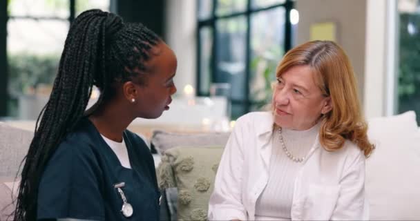 Ανώτερος Γυναίκα Και Νοσοκόμα Επικοινωνία Για Παροχή Συμβουλών Συμβουλές Υγείας — Αρχείο Βίντεο