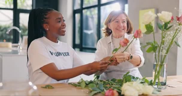 Gönüllü Çiçekli Yaşlı Bir Kadın Gülümseme Hareketlerle Rahatlama Oturma Odasında — Stok video