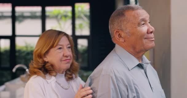 Knuffel Liefde Senior Koppel Door Het Raam Voor Hechting Geluk — Stockvideo
