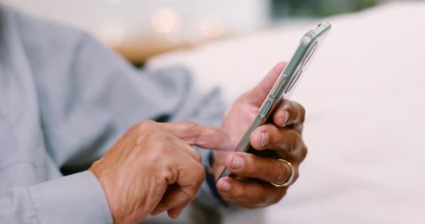 Eller Yaşlı Adam Cep Telefonu Daktilo Sosyal Medya Internet Bağlantısı — Stok video