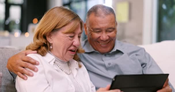 古い人々 タブレットとカップル メモリのためのソーシャルメディア上のコミュニケーション ビデオ または画像のためのソファーでリラックス デジタル インターネット ブラウジング — ストック動画