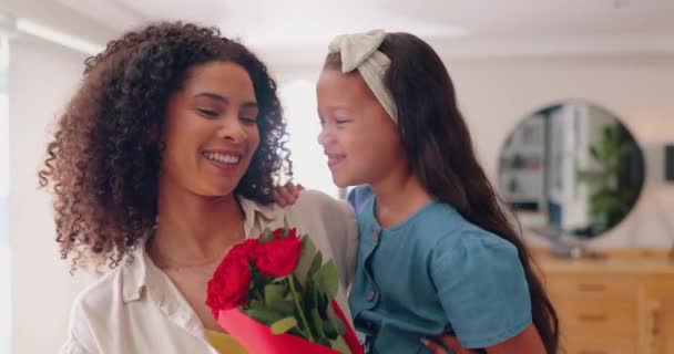 Fille Enfant Fleurs Pour Fête Des Mères Maison Avec Câlin — Video