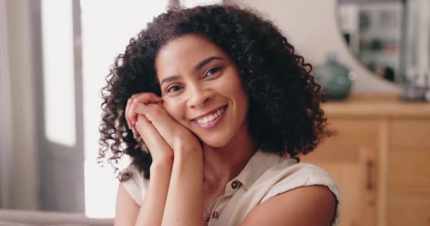 Relájese Sonría Cara Mujer Casa Con Calma Actitud Positiva Belleza — Vídeos de Stock