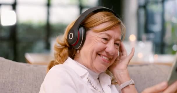 老年妇女 耳机和音乐手机 正在收听退休 娱乐或流媒体节目 微笑和在线广播 用于周末音频技术跟踪 放松或播放列表 — 图库视频影像