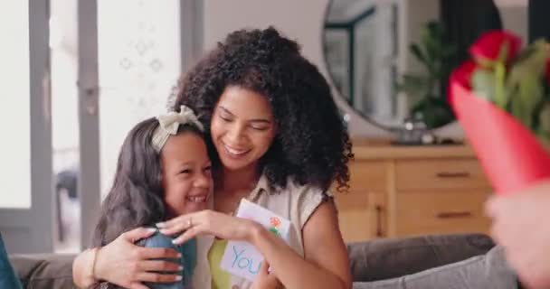 Rodzice Dziewczyna Kwiaty Dzień Matki Domu Kartą Teraźniejszość Przytulanie Więzi — Wideo stockowe