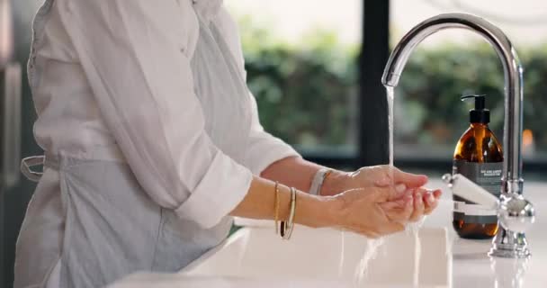 Крупный План Человек Мытье Рук Гигиены Водой Краном Остановить Бактерии — стоковое видео