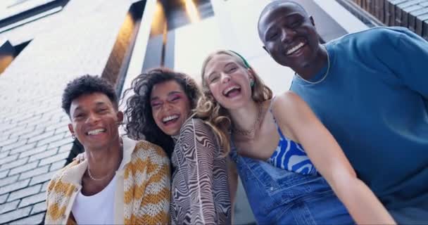Ciudad Retrato Gen Amigos Con Sonrisa Única Diversidad Con Ropa — Vídeo de stock