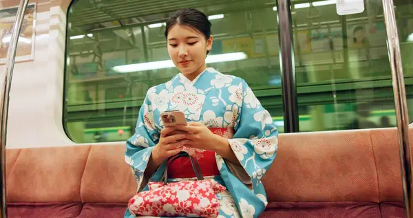 Frau Japan Und Zug Mit Kimono Telefon Und Reisen Mit — Stockfoto