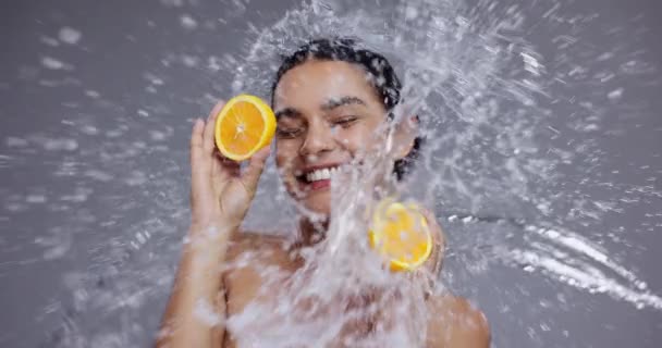 Cara Agua Mujer Con Cuidado Piel Naranja Sonrisa Con Cosméticos — Vídeos de Stock