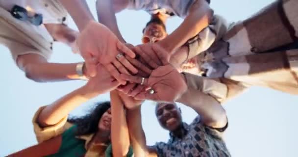 手堆和团队合作在户外进行游戏或竞争 协作或蓝天 下面的人 团体和脸 或拍手进行阳光探险 赢得或支持 — 图库视频影像