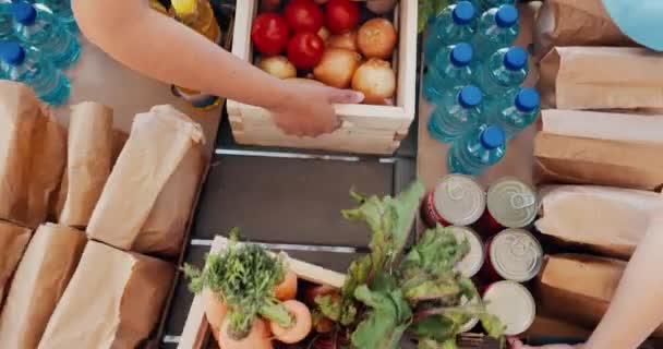 Vrijwilliger Handen Pakket Met Voedsel Voor Donatie Liefdadigheid Gemeenschapsdienst Met — Stockvideo