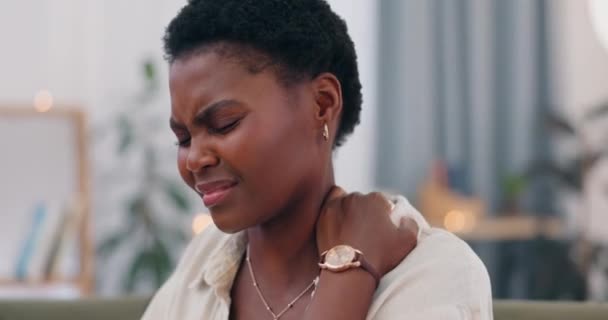 Stress Nekpijn Zwarte Vrouw Een Bank Met Artritis Ontsteking Spierspanning — Stockvideo