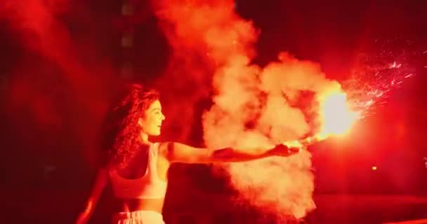 빨간불 모험을위한 댄서에 엔터테인먼트 예술가 유흥을위한 파티에서 플레어 스파클 — 비디오