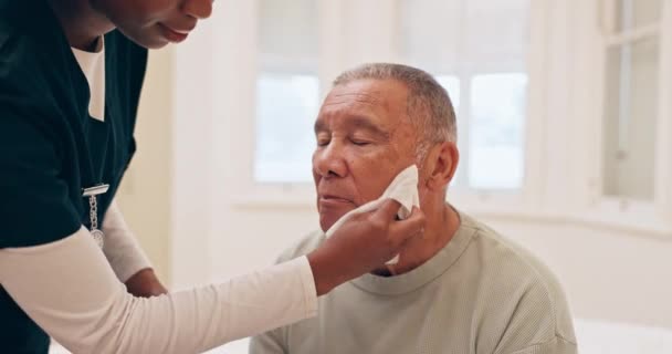 Verpleegster Oude Man Schoonmaakhulp Verzorger Met Washandje Patiënt Voor Warme — Stockvideo