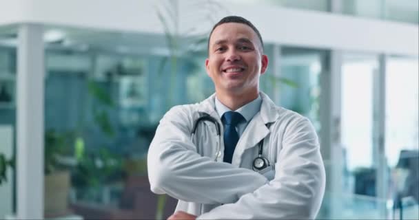 Médico Hombre Rostro Brazos Cruzados Para Atención Médica Profesional Con — Vídeo de stock