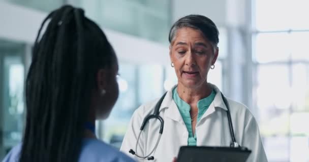 Lekarze Pielęgniarki Zespół Pracują Nad Tabletkami Aby Uzyskać Porady Medyczne — Wideo stockowe