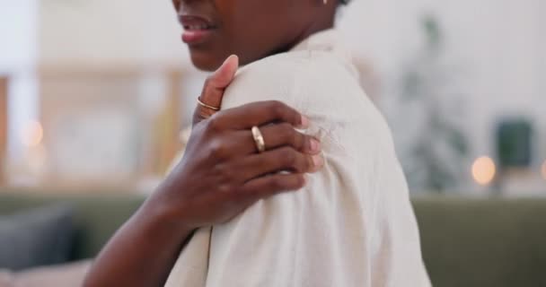 Dor Ombro Mãos Mulher Sofá Fechar Com Artrite Inflamação Tensão — Vídeo de Stock