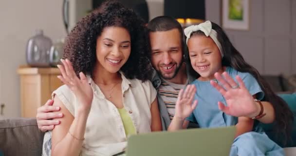 Γονείς Κορίτσι Και Video Call Laptop Καναπέ Και Wave Hello — Αρχείο Βίντεο