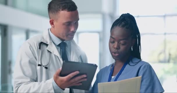 Доктор Медсестра Планшет Зустріч Документи Охорони Здоров Результатами Тестів Співпраця — стокове відео