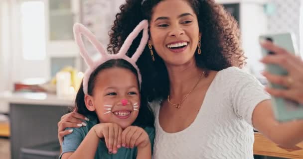 Мать Ребенок Пасха Селфи Улыбка Кролик Уши Праздничного Праздника Лицо — стоковое видео