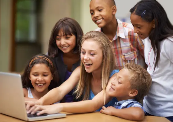 为教育 教学和网站信息或集体项目在课堂上打字和学习 孩子们 学生们 以及在学校的笔记本电脑上有领导力的女孩们 快乐的多元文化 — 图库照片