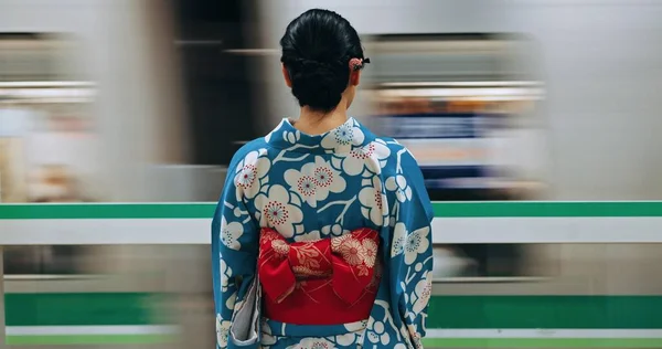 Japão Mulher Viagens Estação Trem Quimono Transporte Público Bala Metro — Fotografia de Stock