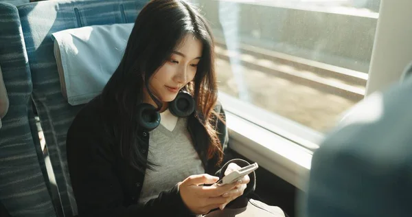 Japan Frau Reisen Und Zug Auf Smartphone Social Media Und — Stockfoto