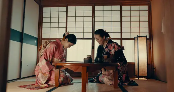 Geleneksel Japon Kadınları Çay Için Çay Çay Odasında Yapraklar Otlarla — Stok fotoğraf