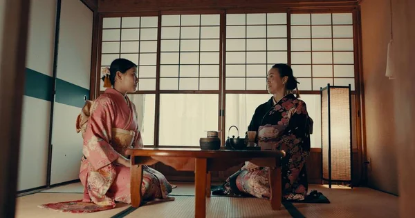 Mulheres Tradicional Casa Chá Japonesa Quimono Relaxar Com Conversa Respeito — Fotografia de Stock