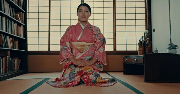 日本人女性 着物はチャシュツの部屋で儀式を行い 床に座る 伝統的な ファッションや少女は誇りを持っています 文化の尊重と名誉 遺産とマチャやお茶を待っています — ストック写真