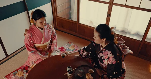 Женщины Традиционной Японской Чашкой Чая Кимоно Расслабиться Вниманием Уважением Беседой — стоковое фото
