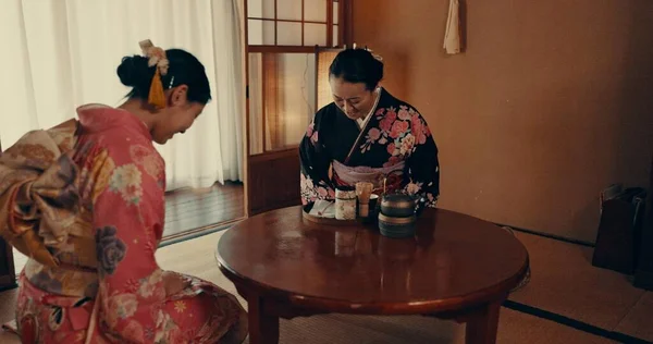 Kültür Japon Kadınları Çay Yaprak Otlarla Geleneksel Çay Odasında Arkadaşlar — Stok fotoğraf