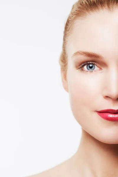 Cosecha Facial Belleza Mujer Con Lápiz Labial Rojo Estudio Cosméticos —  Fotos de Stock