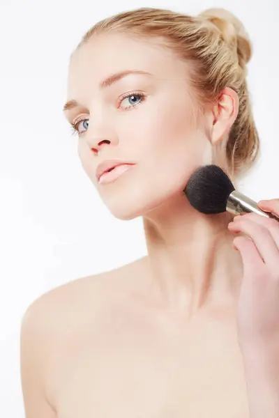 化妆刷 肖像或模特在工作室里为美感或健康的白色背景的皮肤护理 化妆品或产品隔离的化妆 魅力或女性 供应用 — 图库照片