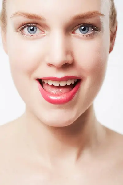 Mutlu Modelin Portresi Doğal Cilt Bakımı Kozmetik Estetik Sağlıklı Parlaklık — Stok fotoğraf