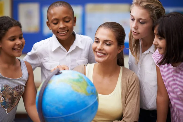 Szczęśliwy Nauczyciel Uczniowie Globus Ziemi Klasie Edukacji Nauki Lub Geografii — Zdjęcie stockowe